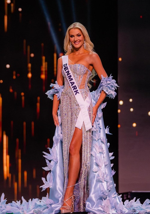 Theo chuyên trang sắc đẹp Missosology, Victoria sở hữu vẻ đẹp quyến rũ, đầy sức hấp dẫn trên sân khấu. Ảnh: Fanpage Miss Universe.