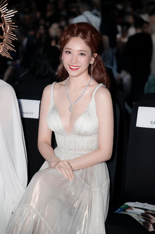 Vợ Trấn Thành không ít lần mặc trang phục xẻ ngực sâu, khoe vẻ quyến rũ.