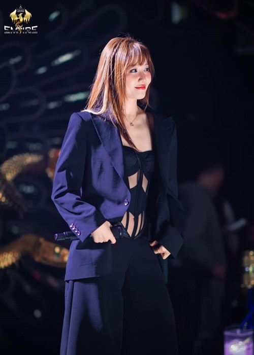 Loạt ảnh gợi cảm của nữ ca sĩ Hari Won trong một chương trình mới đây thu hút sự quan tâm của nhiều khán giả.