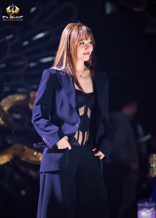 Loạt ảnh gợi cảm của nữ ca sĩ Hari Won trong một chương trình mới đây thu hút sự quan tâm của nhiều khán giả.