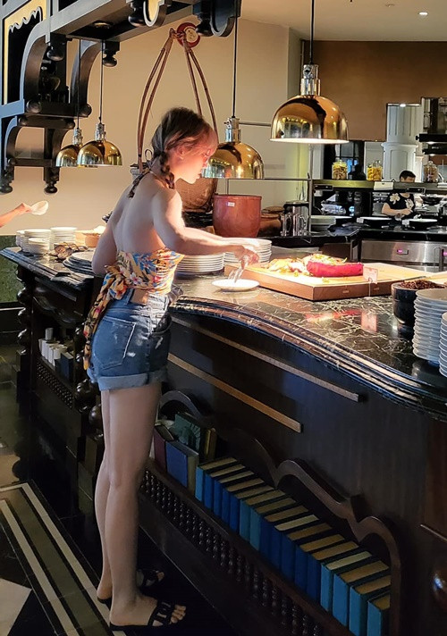 Hari Won khoe nhan sắc lão hóa ngược khi mặc áo yếm, quần short.