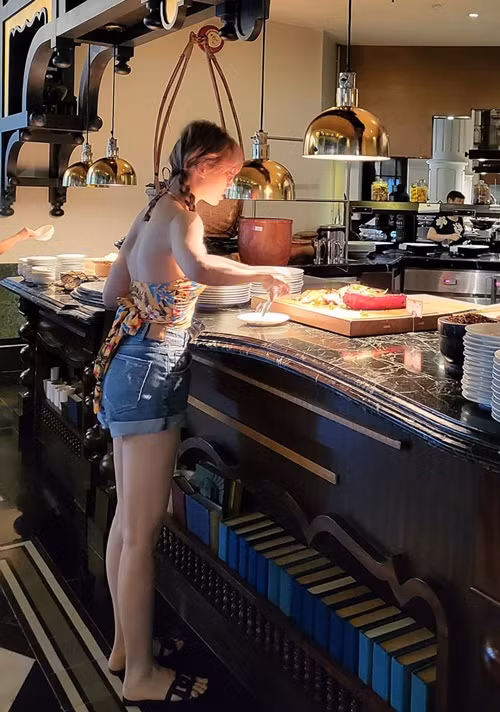 Hari Won khoe nhan sắc lão hóa ngược khi mặc áo yếm, quần short.