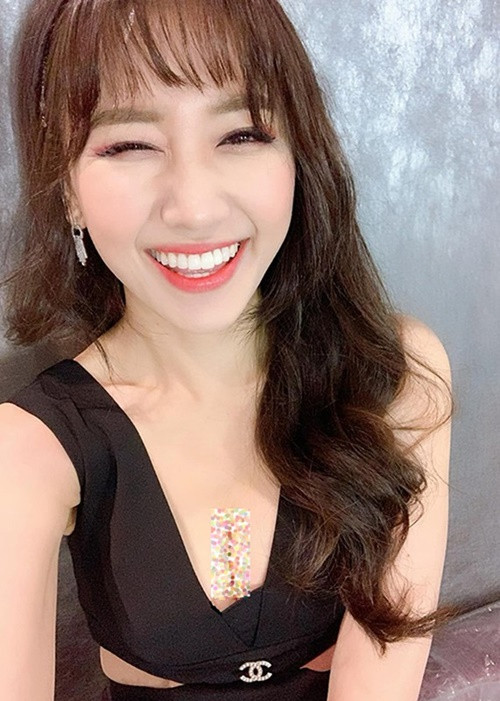 Giọng ca Anh cứ đi đi sở hữu vòng một đầy đặn.