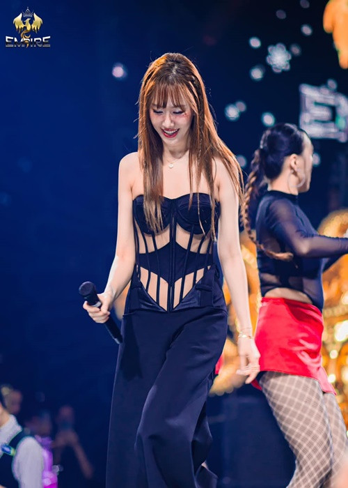 Vợ Trấn Thành diện áo cúp ngực xuyên thấu, kéo khóa quần hờ hững.