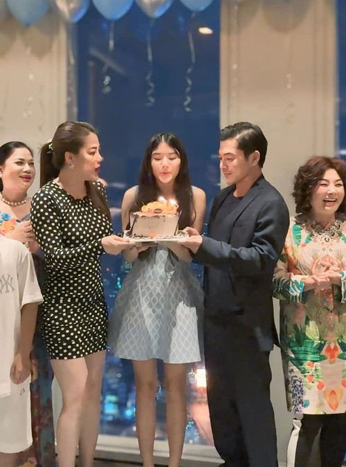 Bảo Tiên - con gái của Trần Bảo Sơn và Trương Ngọc Ánh thổi nến mừng sinh nhật. Ảnh: FB Trần Bảo Sơn.