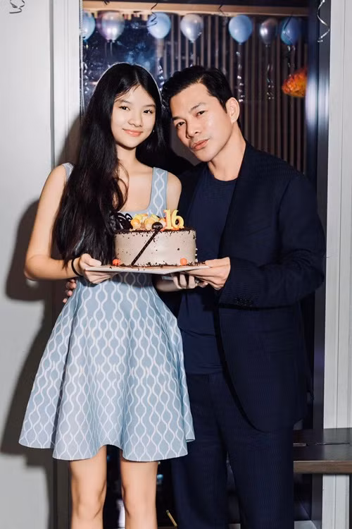 Trần Bảo Sơn chia sẻ hình ảnh bên con gái. Đồng thời, anh viết: "Mừng sinh nhật con gái yêu tròn 16 tuổi. Không gì bằng khi có cả bố mẹ, bà nội, bà ngoại, những người thân và gia đình bên cạnh". Ảnh: FB Trần Bảo Sơn.