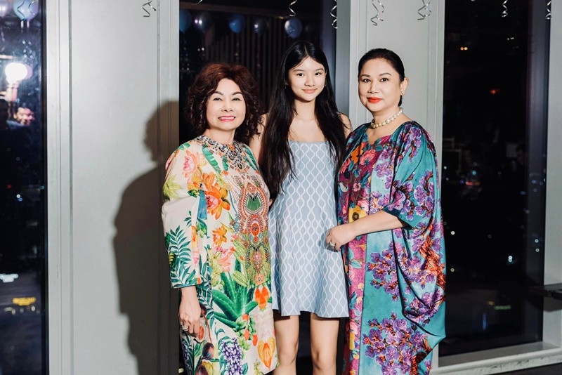 Con gái Trần Bảo Sơn đón tuổi mới bên cả bà nội lẫn bà ngoại. Ảnh: FB Trương Ngọc Ánh.