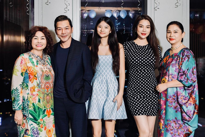 Trương Ngọc Ánh cho biết, cô đáp chuyến bay dài từ Mỹ về Việt Nam để kịp mừng sinh nhật ái nữ. Ảnh: FB Trần Bảo Sơn.