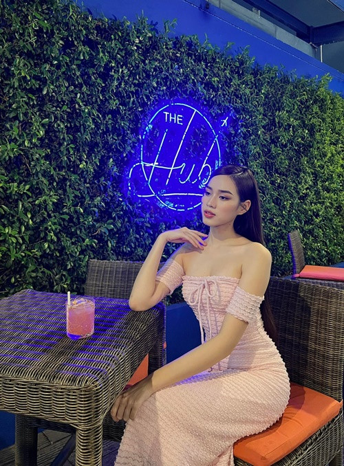 Vóc dáng cân đối, quyến rũ, Đỗ Thị Hà mặc gì cũng cuốn hút người đối diện.