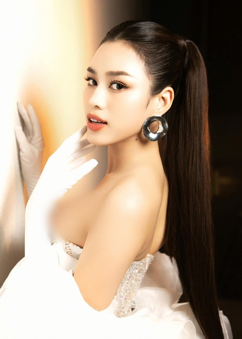 Nàng hậu sinh năm 2001 sở hữu vòng một căng đầy, quyến rũ.