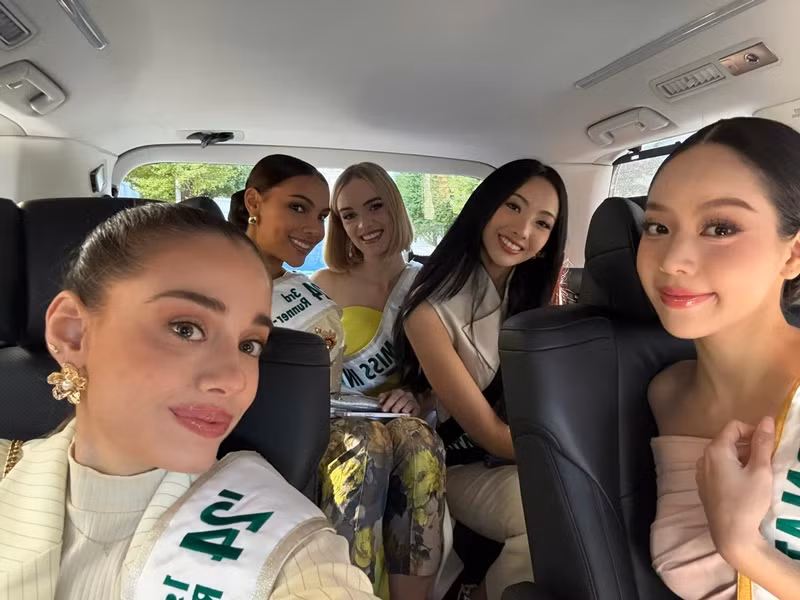Mỹ nhân Việt tươi tắn bên 4 á hậu Miss International 2024 trong một hoạt động mới đây. Ảnh: FB Thanh Thủy.