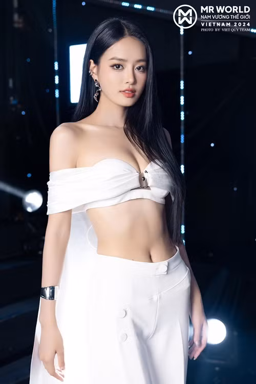 "Bà trùm hoa hậu" Phạm Kim Dung chia sẻ, để nhận lời tham dự cuộc thi Miss Intercontinental 2024, Khánh Linh đã rất dũng cảm và quyết tâm.