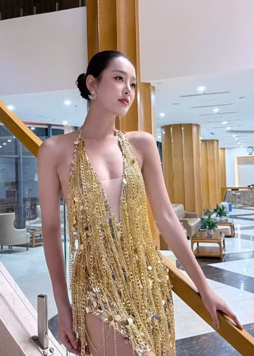 Siêu mẫu Minh Tú hướng dẫn catwalk cho Khánh Linh.
