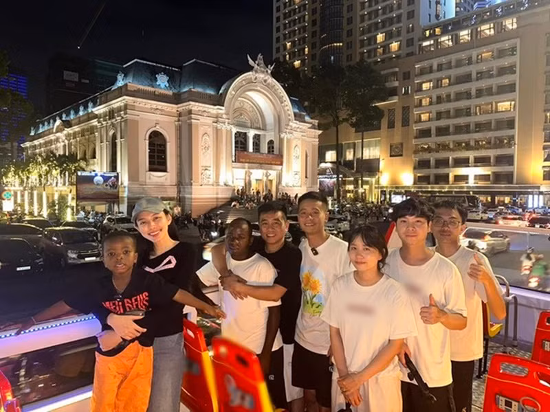 Thùy Tiên cho biết, cô và Quang Linh đã biết nhau trước chuyến thiện nguyện ở Angola vì cả hai cùng là cổ đông của một công ty. Ảnh: FB Thùy Tiên.