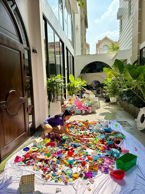 Vân Trang tự tay làm sạch các đồ chơi của các con.