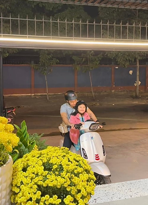 Gia đình Vân Trang sống thảnh thơi, bình yên trong cơ ngơi rộng rãi.