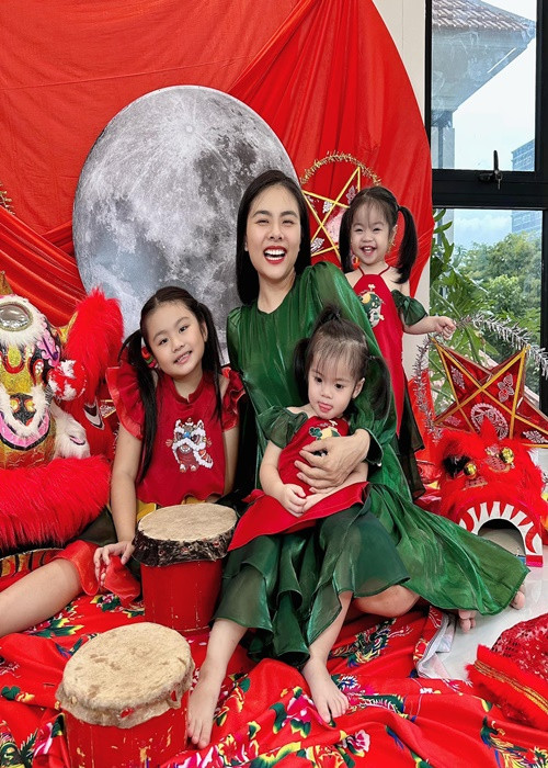 Dịp Trung thu 2024, Vân Trang tạo bối cảnh cho các con chụp ảnh ngay trong biệt thự.