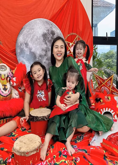 Dịp Trung thu 2024, Vân Trang tạo bối cảnh cho các con chụp ảnh ngay trong biệt thự.