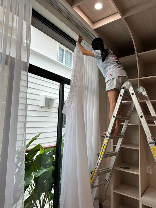 Nữ diễn viên không ngần ngại làm bất kỳ công việc nào trong nhà.