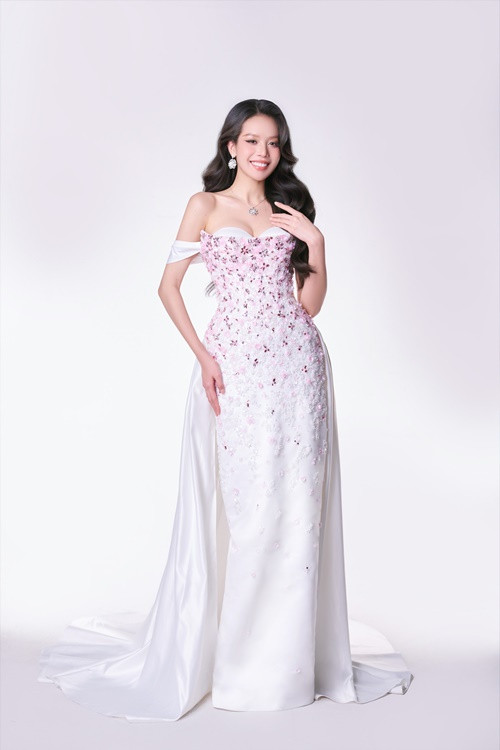 Trước giờ G, Thanh Thủy hé lộ đầm dạ hội cho chung kết. Bộ trang phục lấy ý tưởng từ hình ảnh hoa anh đào của Nhật Bản, do NTK Lê Thanh Hòa thiết kế. Ảnh: Sen Vàng.