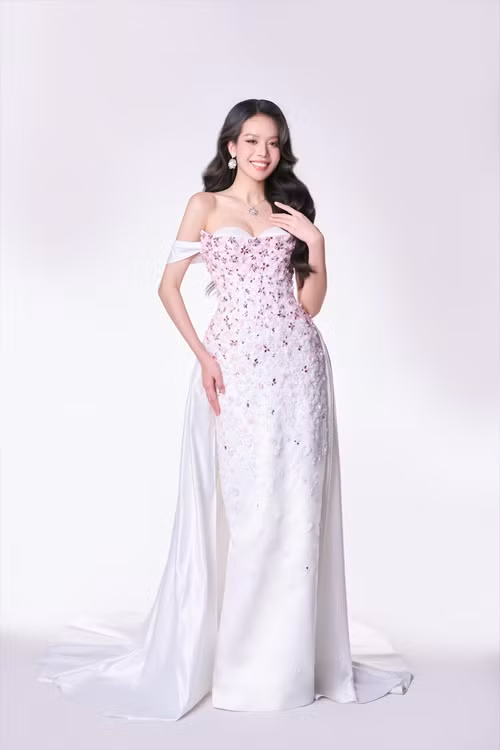 Trước giờ G, Thanh Thủy hé lộ đầm dạ hội cho chung kết. Bộ trang phục lấy ý tưởng từ hình ảnh hoa anh đào của Nhật Bản, do NTK Lê Thanh Hòa thiết kế. Ảnh: Sen Vàng.