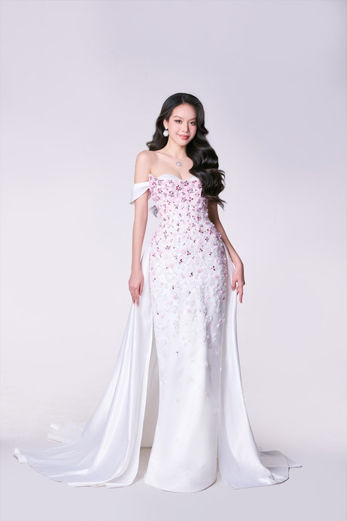 Chiếc váy được làm từ chất liệu mikado cao cấp và được dựng phom tinh tế theo số đo riêng của Hoa hậu Thanh Thủy. Phần overskirt lộng lẫy và thướt tha càng làm tăng thêm sự nổi bật, ấn tượng cho đại diện Việt Nam trên sân khấu. Ảnh: Sen Vàng.