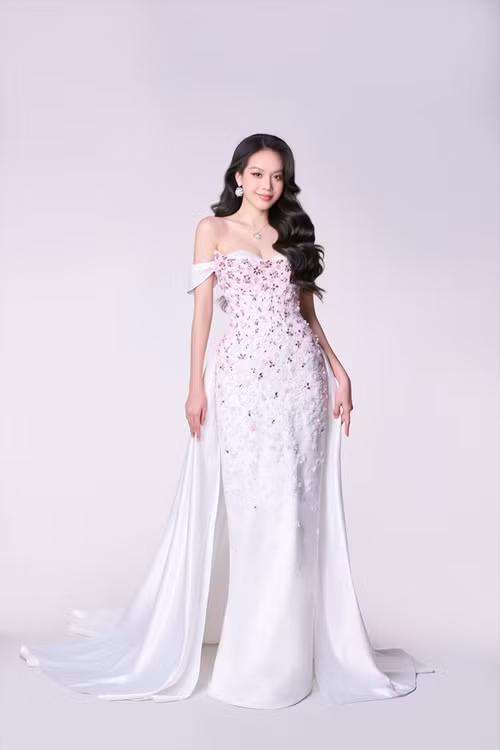 Chiếc váy được làm từ chất liệu mikado cao cấp và được dựng phom tinh tế theo số đo riêng của Hoa hậu Thanh Thủy. Phần overskirt lộng lẫy và thướt tha càng làm tăng thêm sự nổi bật, ấn tượng cho đại diện Việt Nam trên sân khấu. Ảnh: Sen Vàng.