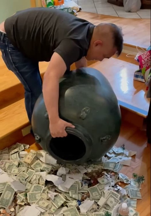 Nữ ca sĩ cho biết, số tiền trong lu để gửi tiết kiệm cho hai con. Ảnh: Công Lý Xã Hội.