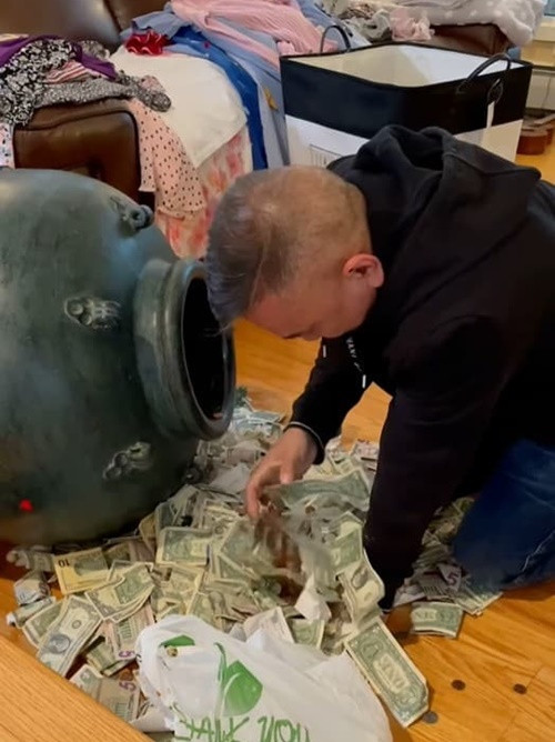 Phạm Thanh Thảo và chồng Việt kiều đựng tiền tiết kiệm trong lu. Ảnh: Công Lý Xã Hội.