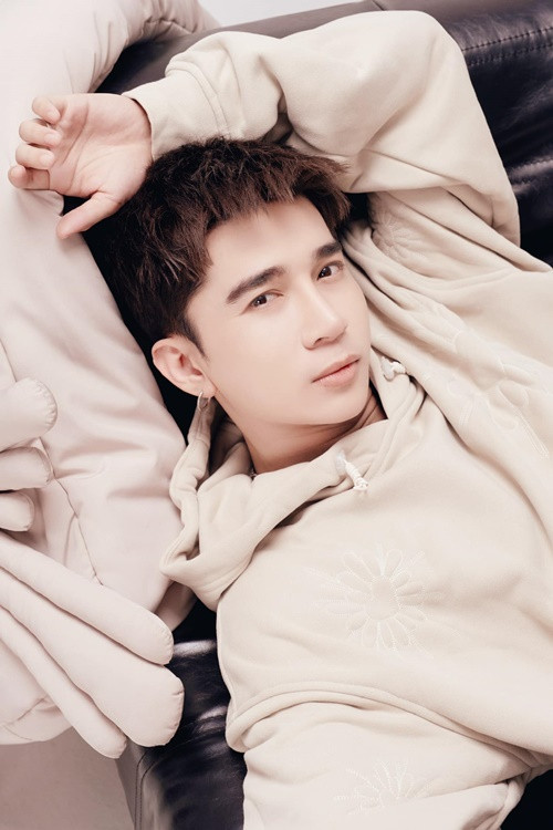 Sau khi liên tục bị nhắc đến trên mạng xã hội, Chi Dân livestream. Nam ca sĩ không đả động đến những đồn đoán. Chi Dân chỉ cho biết, sau biến cố về gia đình và tình yêu không như mong đợi, thời gian qua, anh sống không đúng với nghề nghiệp, tình cảm khán giả dành cho mình. Ảnh: FB Chi Dân.