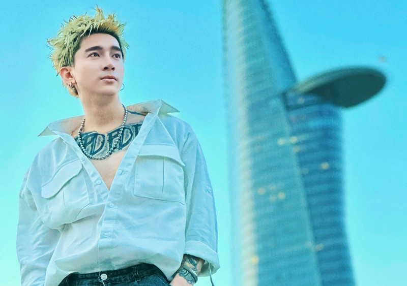 Bị chỉ trích, Chi Dân phân trần: “Dân đăng bài nhằm mục đích là vui với các fan và người nhà của Dân thôi chứ không có ý kích động hay sao hết, nhìn vào ai cũng thấy đó là mặt của Dân mà sao mọi người nghĩ chuyện nghiêm trọng lên quá vậy”. Ảnh: FB Chi Dân.