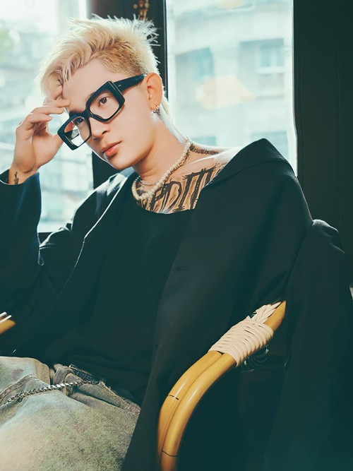 Chi Dân từng trở thành tâm điểm của dư luận khi khán giả cho rằng anh viết lại lời Việt cho ca khúc nhạc hoa Người tôi yêu chẳng hề yêu tôi sát nghĩa tới mức thô thiển. Một số câu hát trong bài như: "Phòng em tôi đã từng nằm, uống ly nước em uống thừa, ăn cơm em bỏ dở”. Ảnh: FB Chi Dân.