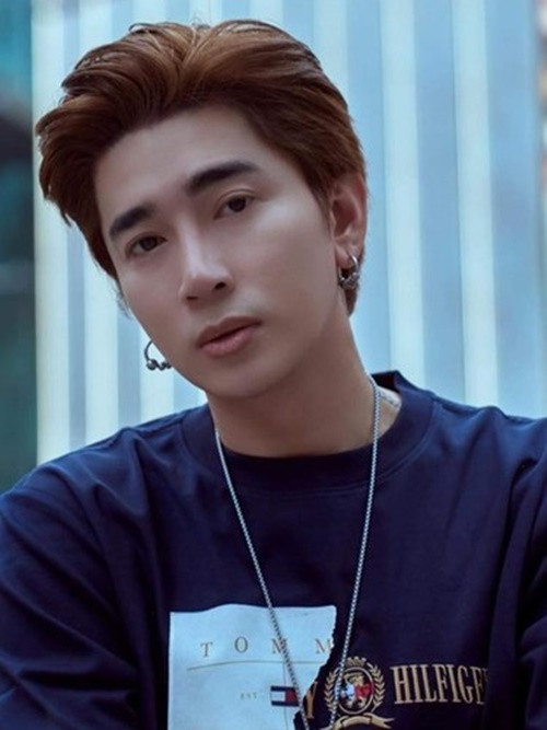 Chi Dân vướng không ít ồn ào. Tháng 4/2023, cư dân mạng lan truyền hình ảnh một người đàn ông tóc nhuộm vàng, tay có nhiều hình xăm, được cho là làm việc với cơ quan chức năng. Nhanh chóng, nhiều người réo tên Chi Dân. Ảnh: FB Chi Dân.