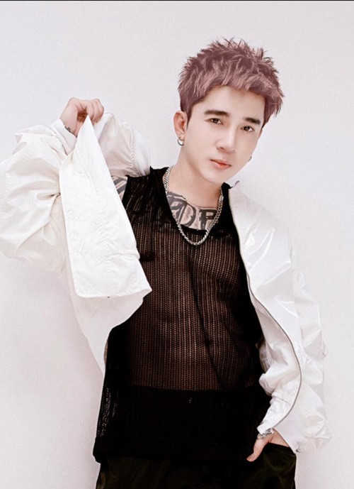 Năm 2019, hình ảnh những đối tượng mặc bộ đồ màu đen, mặt bôi đen xì, tay cầm theo xúc xích, đầu gà đi xin tiền khắp nơi khiến nhiều người hoang mang, Chi Dân bất ngờ cosplay thành nhân vật này. Nhiều cư dân mạng bức xúc cho rằng đây là trò đùa kém vui của Chi Dân. Ảnh: FB Chi Dân.