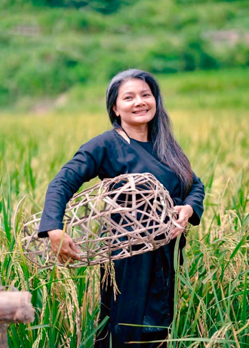 Theo Kiều Trinh, vì hiểu khó khăn của công ty của đạo diễn V.H.L nên cô đã đồng ý nhận thù lao 1,2 triệu/tập và quay trong 4 ngày cho 6 tập phim. Tuy nhiên, mới đây, Kiều Trinh tố V.H.L không minh bạch, chậm thanh toán cát-sê.