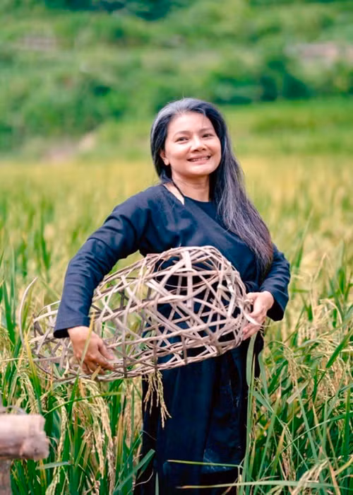 Theo Kiều Trinh, vì hiểu khó khăn của công ty của đạo diễn V.H.L nên cô đã đồng ý nhận thù lao 1,2 triệu/tập và quay trong 4 ngày cho 6 tập phim. Tuy nhiên, mới đây, Kiều Trinh tố V.H.L không minh bạch, chậm thanh toán cát-sê.