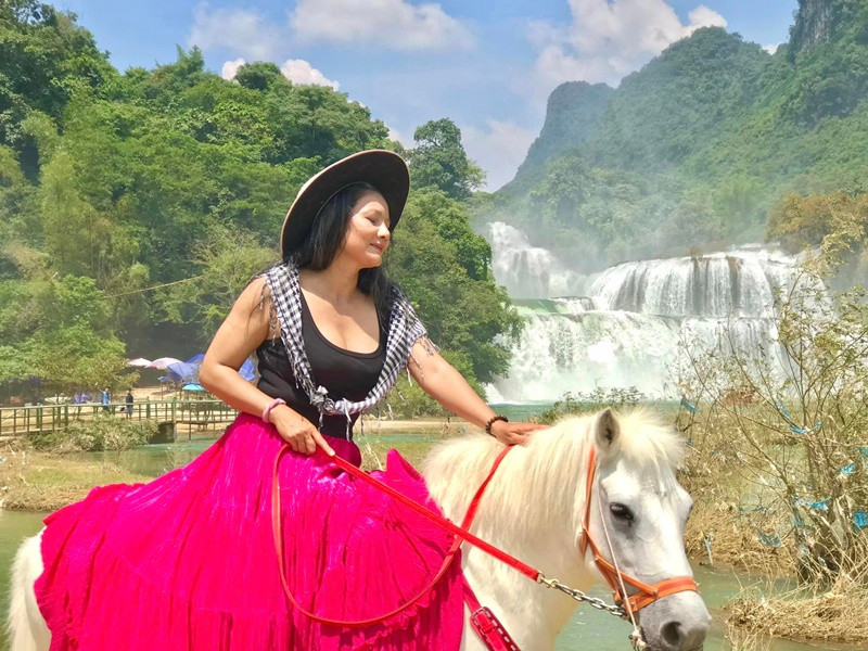 Nữ diễn viên phim Mùa len trâu gắn liền với hình ảnh kín đáo, giản dị nhiều năm qua. Bởi vậy, khi mặc gợi cảm, cá tính, bà mẹ ba con nhanh chóng gây chú ý.