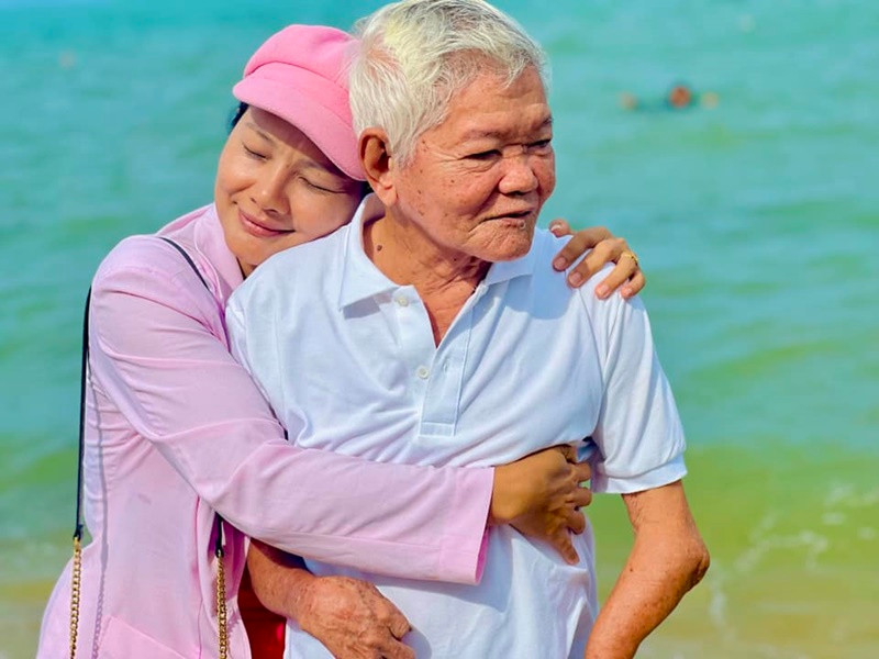 Nhiều năm qua, Kiều Trinh sống cùng bố đẻ.