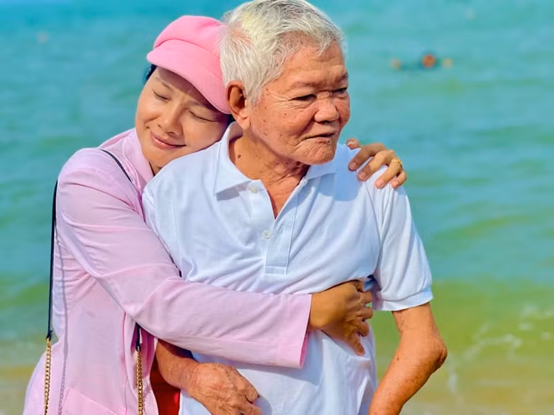 Nhiều năm qua, Kiều Trinh sống cùng bố đẻ.