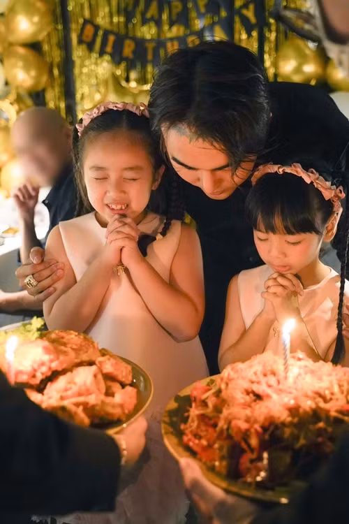 "Gà, Cún, Bảo Ngọc, tụi em là những người thay đổi cuộc đời anh. Anh luôn thầm mong những điều may mắn nhất sẽ đến với 3 người tụi em, anh đang sống và được sống với những chuỗi ngày giàu ơi là giàu tình thương luôn", Đạt G chia sẻ. Ảnh: FB Đạt G.