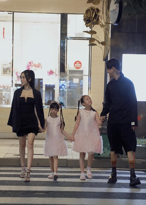 Vợ cũ Hoài Lâm đăng ảnh bên bạn trai và các con. Cô viết: "Tình yêu gia đình chúng ta". Ảnh: FB Bảo Ngọc.