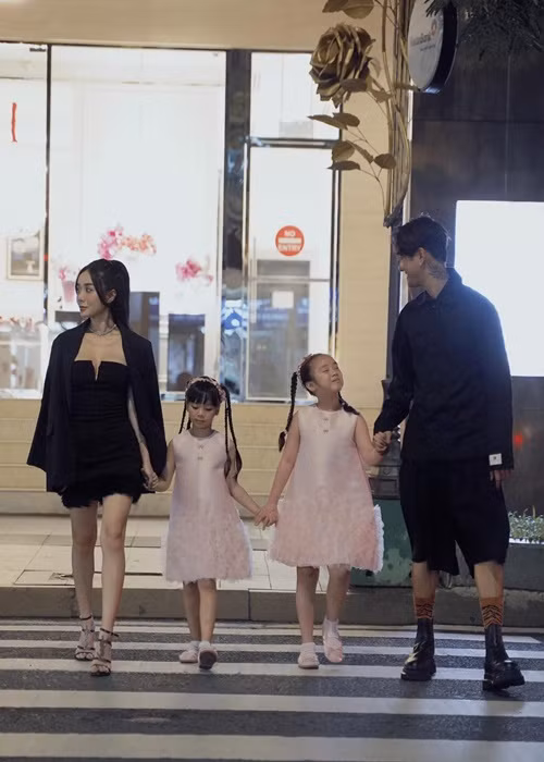 Vợ cũ Hoài Lâm đăng ảnh bên bạn trai và các con. Cô viết: "Tình yêu gia đình chúng ta". Ảnh: FB Bảo Ngọc.