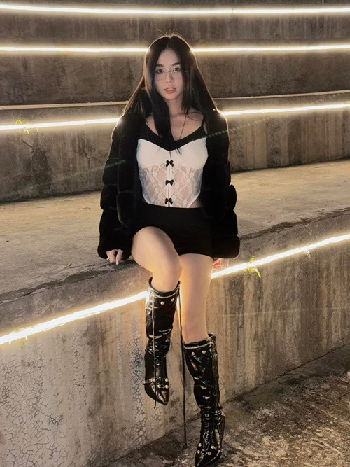 Bà mẹ hai con diện bodysuit xuyên thấu kết hợp quần short, áo khoác, boots cao cổ khoe vóc dáng gợi cảm. Ảnh: FB Bảo Ngọc.