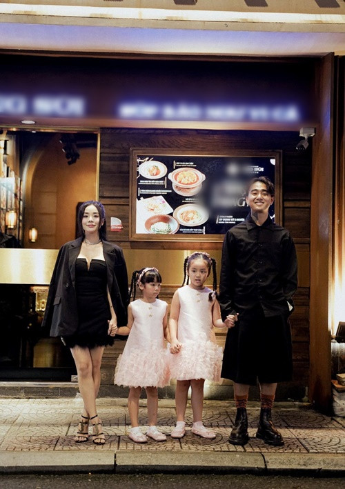 Bảo Ngọc viết về hai con: "Mong 2 em bé của mami những điều tuyệt vời nhất, yên bình nhất, sống đúng với tuổi thơ của tụi con, vì thế giới có ba và mami lo rồi". Ảnh: FB Bảo Ngọc.