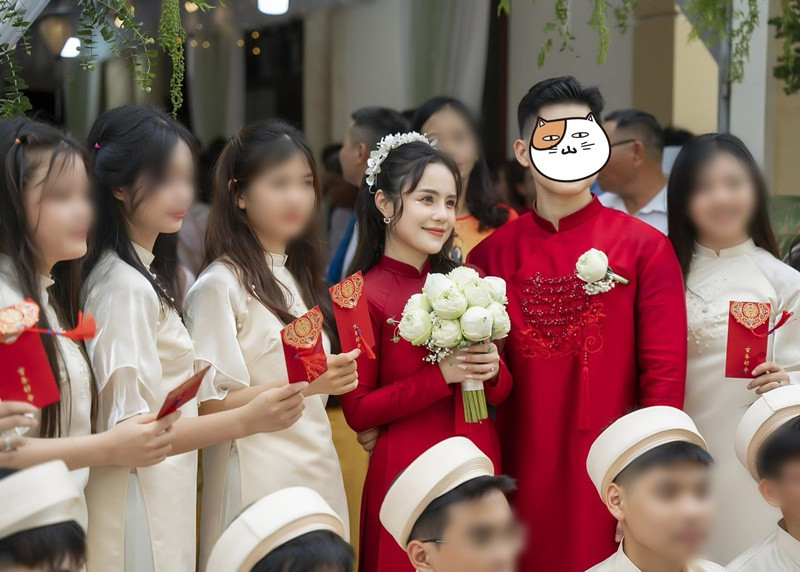 Vợ chồng nữ ca sĩ diện áo dài đỏ trong ngày trọng đại.