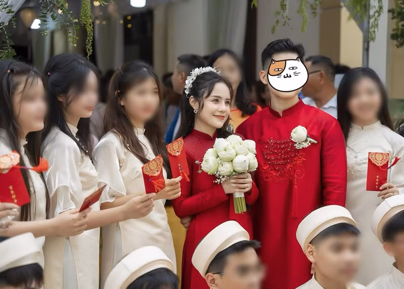 Vợ chồng nữ ca sĩ diện áo dài đỏ trong ngày trọng đại.