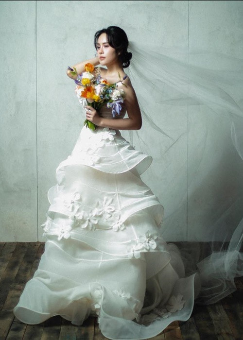 Khoe ảnh cưới, Thái Trinh nhắn nhủ bạn đời: "Cảm ơn anh đã kiên nhẫn và kiên quyết cầm tay em phi thẳng một mạch không chần chừ, từ ánh mắt ngại ngùng lúc mới gặp nhau đến ánh mắt ngại ngùng ngày chụp hình cưới. Cũng đã đến lúc rồi, anh nhỉ?".