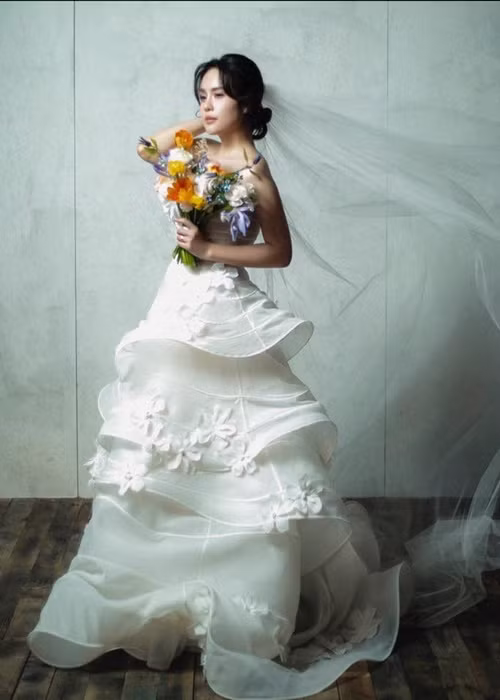 Khoe ảnh cưới, Thái Trinh nhắn nhủ bạn đời: "Cảm ơn anh đã kiên nhẫn và kiên quyết cầm tay em phi thẳng một mạch không chần chừ, từ ánh mắt ngại ngùng lúc mới gặp nhau đến ánh mắt ngại ngùng ngày chụp hình cưới. Cũng đã đến lúc rồi, anh nhỉ?".