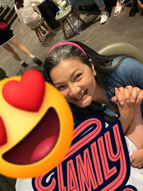 Trên trang cá nhân, diễn viên Kiều Trinh vừa đăng tải khoảnh khắc nắm tay một người đàn ông. Đi kèm với đó, cô viết: “Meet the right person you will become a baby” (Tạm dịch: Gặp đúng người bạn sẽ trở thành em bé). Dưới bài đăng của Kiều Trinh, nhiều khán giả chúc mừng nữ ca sĩ tìm được bến đỗ mới. Ảnh: FB Kiều Trinh.