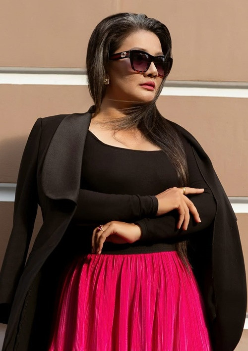 “6 tháng đầu, tôi yêu đơn phương anh và anh cũng yêu tôi nhưng không bên nào nói ra. Rồi cũng đến một ngày, chúng tôi nhận ra tình cảm của nhau. Lúc này, tôi biết tình cảm của mình dành cho anh quá nhiều nên chủ động chia tay… Tôi viết lá thư 4 trang giấy chia tay anh. Tôi xin anh đừng đến quán và rồi anh không đến nữa”, Kiều Trinh nói. Ảnh: FB Kiều Trinh.